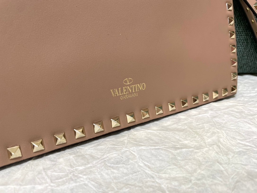 専櫃高仿VALENTINO華倫天奴包包 Rocksud 大號鉚釘手拿包 黑