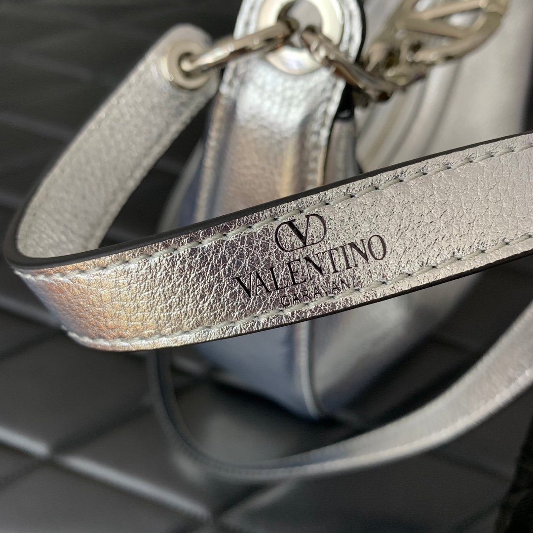 高仿VALENTINO華倫天奴包包 VLOGO MOON迷你鏈條金屬質感小牛皮HOBO手袋 銀