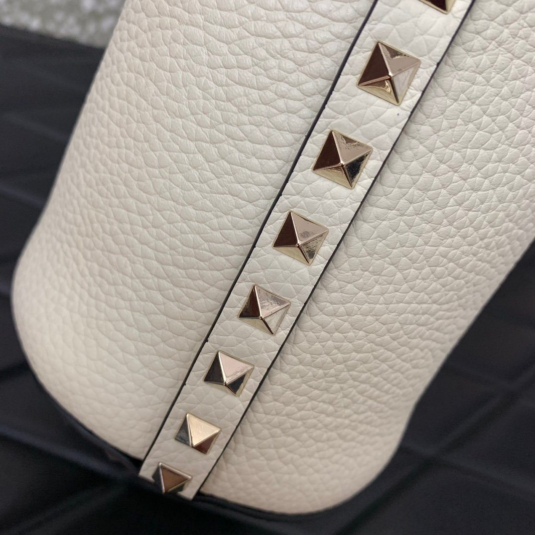 一比一複刻VALENTINO華倫天奴包包 GARAVANI ROCKSTUD小牛皮托特包 白色
