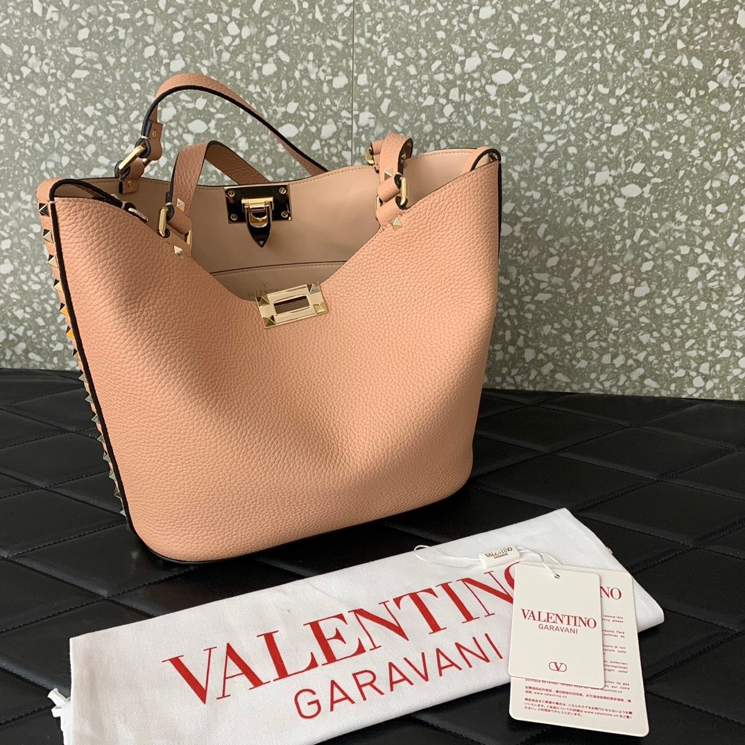一比一複刻VALENTINO華倫天奴包包 GARAVANI ROCKSTUD小牛皮托特包 土黃