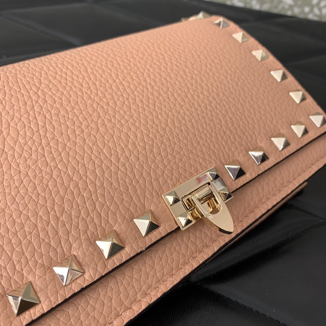 原單VALENTINO華倫天奴包包 Garavani ROCKSTUD粒面小牛皮鏈條手袋 杏色
