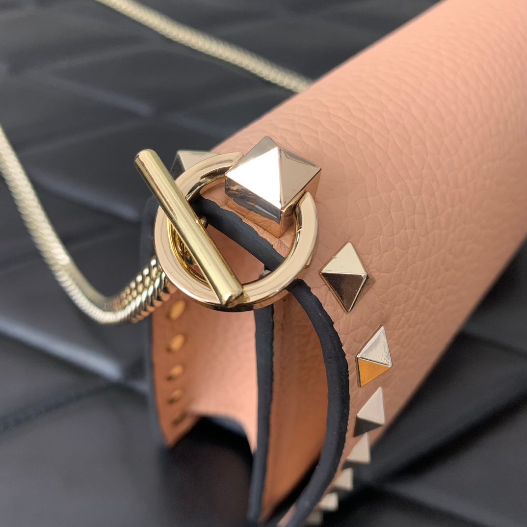 原單VALENTINO華倫天奴包包 Garavani ROCKSTUD粒面小牛皮鏈條手袋 杏色