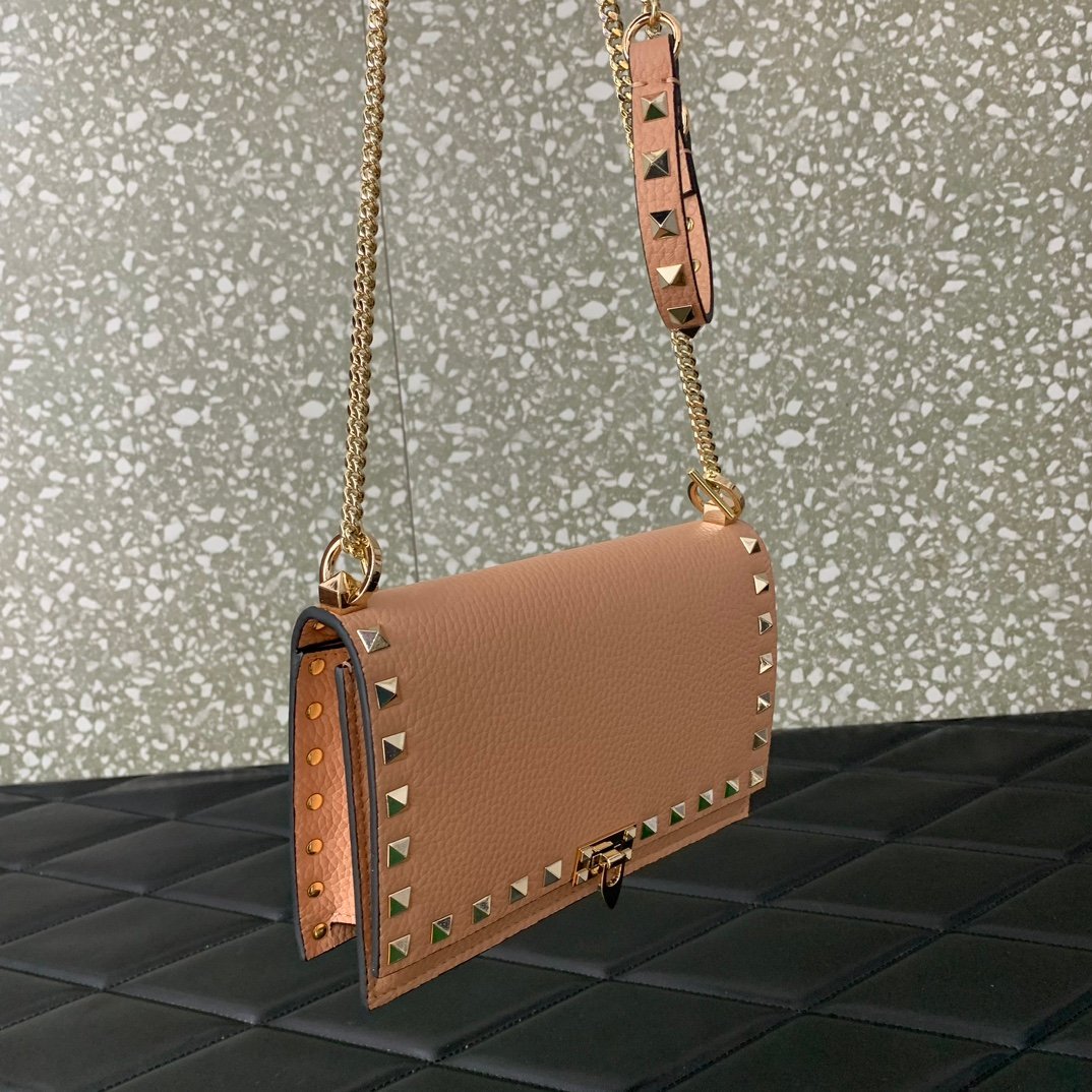 原單VALENTINO華倫天奴包包 Garavani ROCKSTUD粒面小牛皮鏈條手袋 杏色