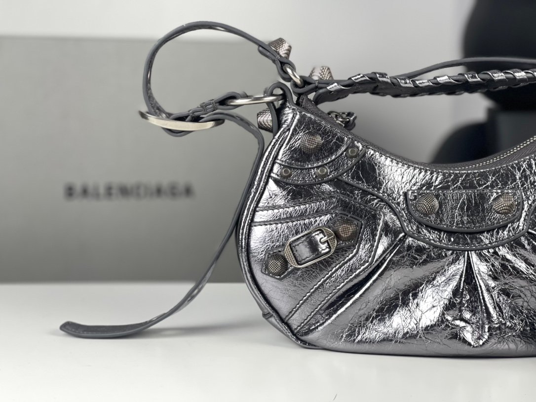 高仿balenciaga巴黎世家 Le Cagole加小號銀色金屬光澤細紋羊皮革單肩包