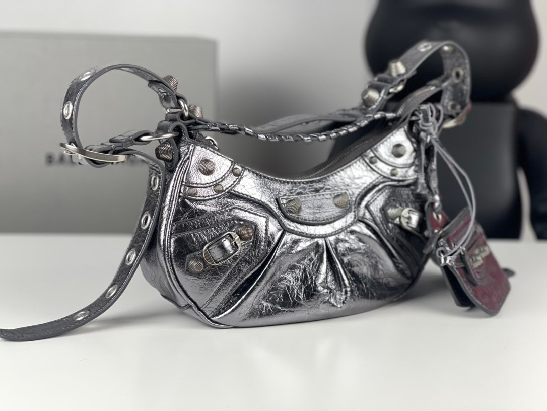 高仿balenciaga巴黎世家 Le Cagole加小號銀色金屬光澤細紋羊皮革單肩包