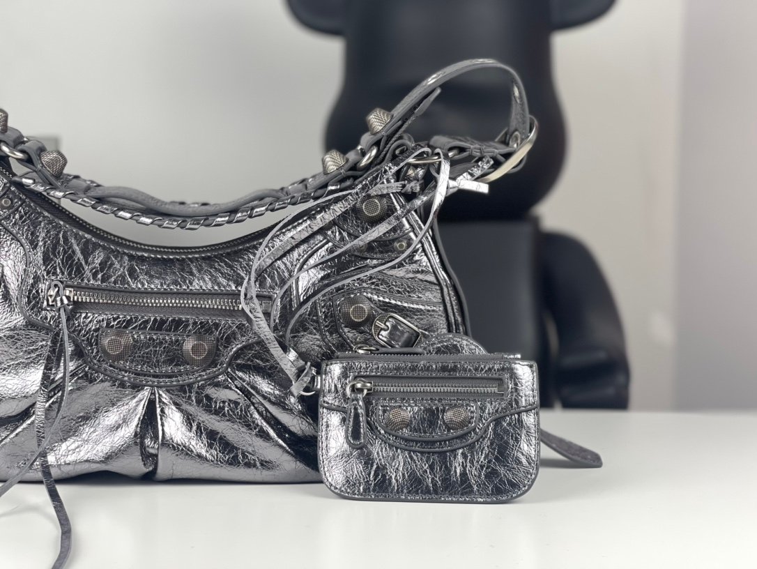 高仿balenciaga巴黎世家 Le Cagole小號銀色金屬光澤細紋羊皮革單肩包
