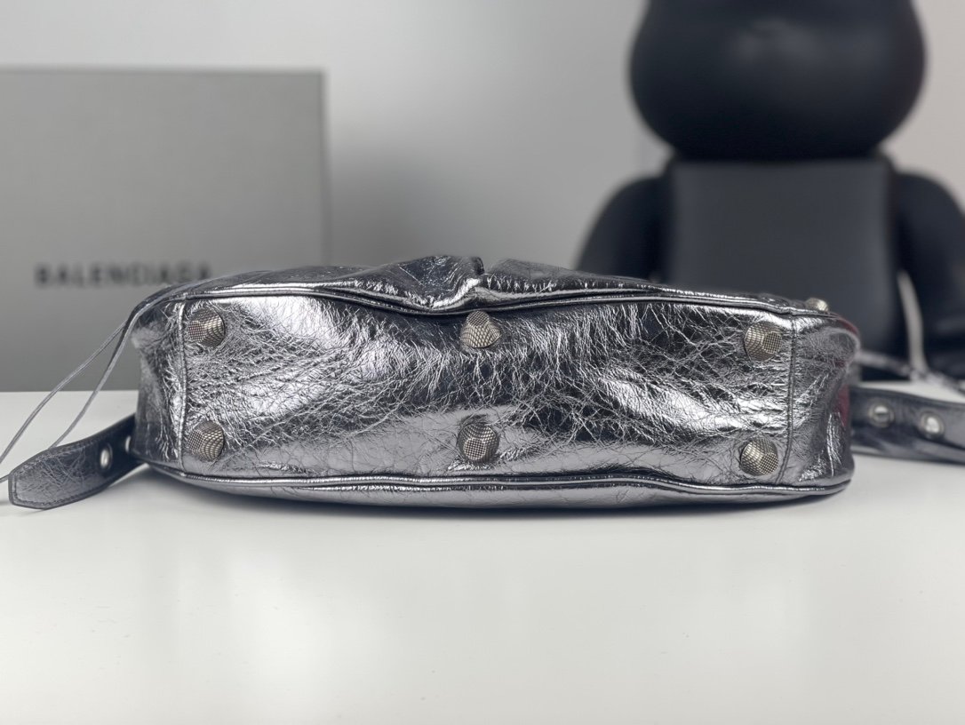 高仿balenciaga巴黎世家 Le Cagole小號銀色金屬光澤細紋羊皮革單肩包