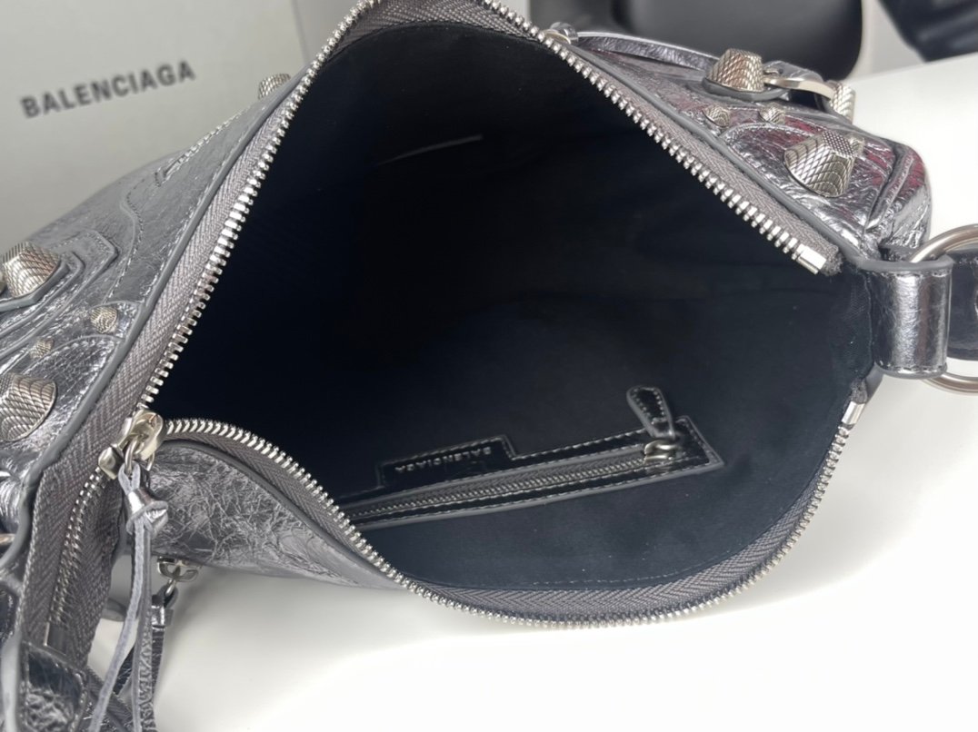 高仿balenciaga巴黎世家 Le Cagole小號銀色金屬光澤細紋羊皮革單肩包