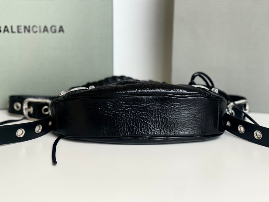 高仿BALENCIAGA巴黎世家 LE CAGOLE 加小號油蠟皮黑色鑲萊茵石單肩包