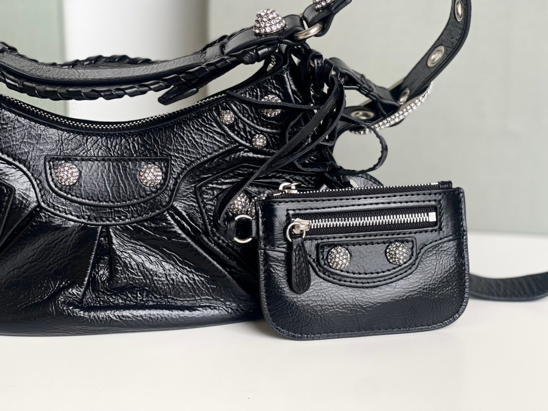 高仿BALENCIAGA巴黎世家 LE CAGOLE 加小號油蠟皮黑色鑲萊茵石單肩包