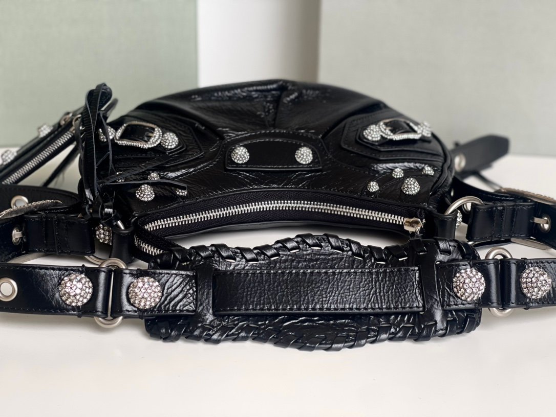 高仿BALENCIAGA巴黎世家 LE CAGOLE 加小號油蠟皮黑色鑲萊茵石單肩包