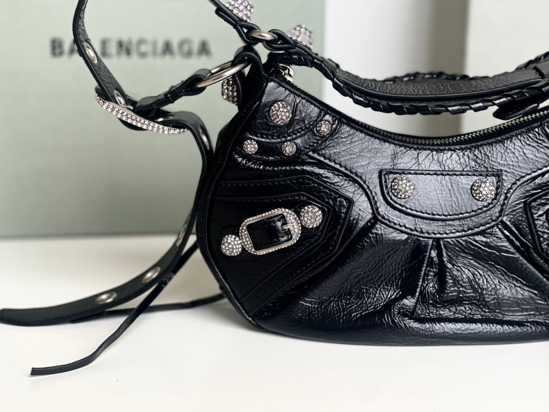 高仿BALENCIAGA巴黎世家 LE CAGOLE 加小號油蠟皮黑色鑲萊茵石單肩包