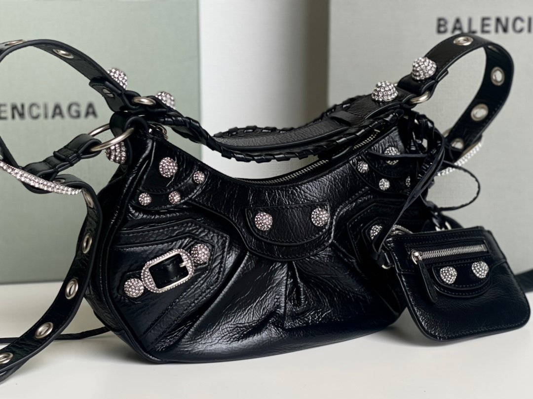 高仿BALENCIAGA巴黎世家 LE CAGOLE 加小號油蠟皮黑色鑲萊茵石單肩包