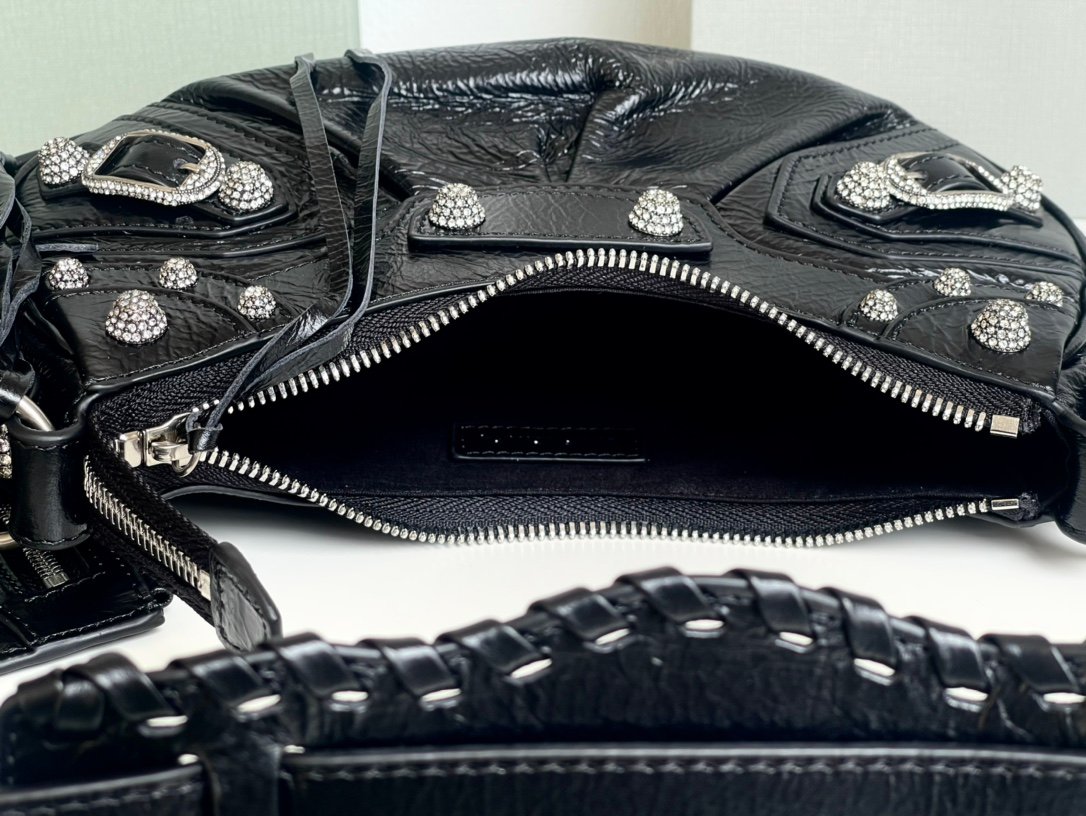 高仿BALENCIAGA巴黎世家 LE CAGOLE 加小號油蠟皮黑色鑲萊茵石單肩包