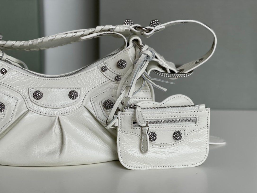 高仿BALENCIAGA巴黎世家 LE CAGOLE 加小號油蠟皮白色鑲萊茵石單肩包