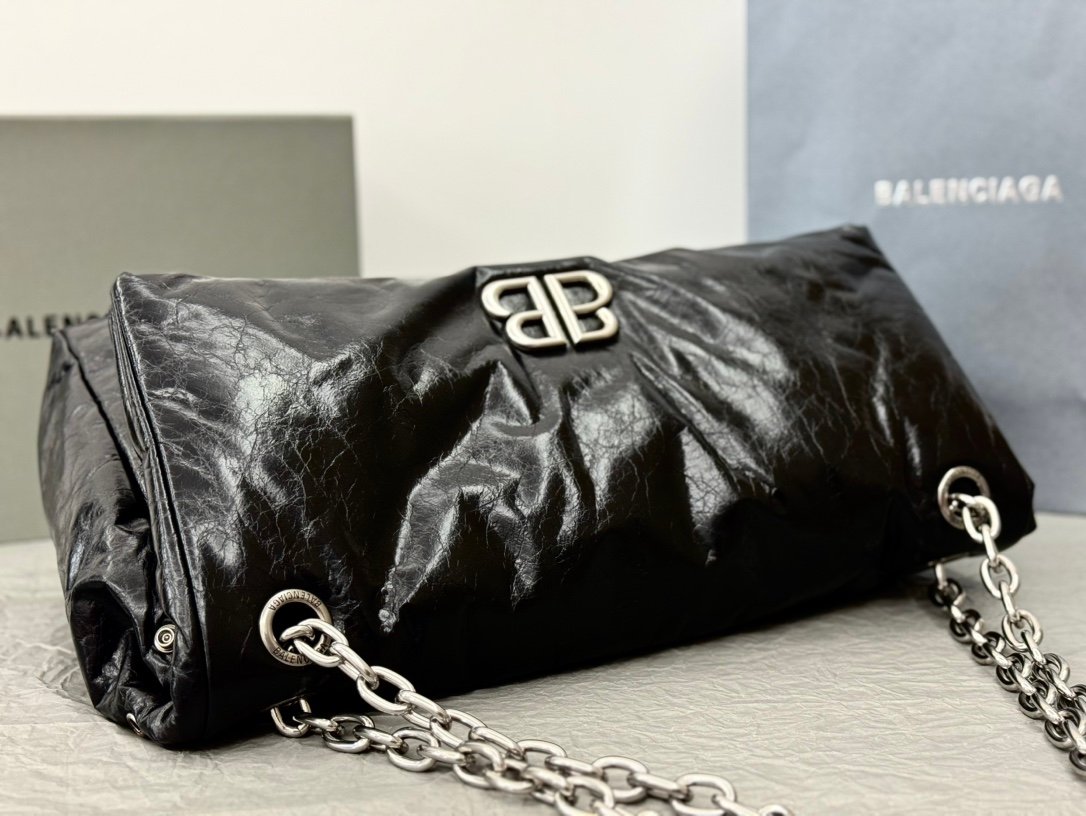 高仿BALENCIAGA巴黎世家 Monaco細紋牛皮革鏈帶包 大號油蠟黑銀