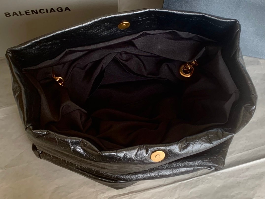 高仿BALENCIAGA巴黎世家 Monaco細紋牛皮革鏈帶包 中號油蠟黑金