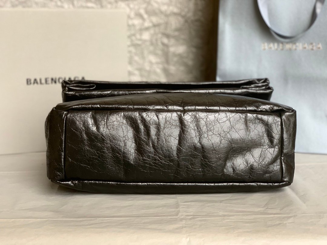 高仿BALENCIAGA巴黎世家 Monaco細紋牛皮革鏈帶包 中號油蠟黑銀
