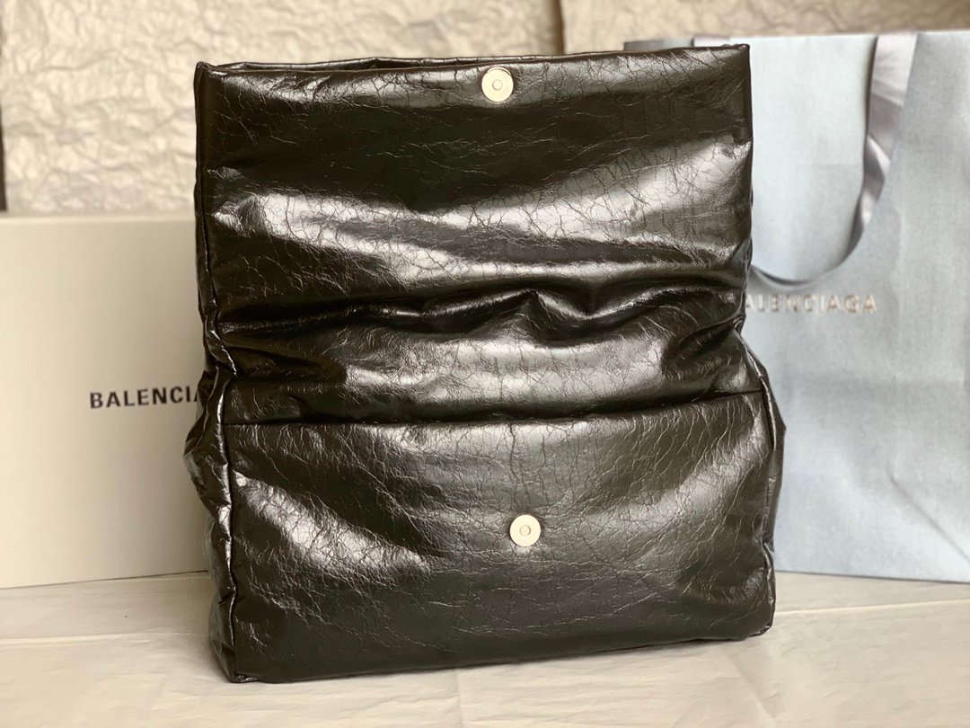 高仿BALENCIAGA巴黎世家 Monaco細紋牛皮革鏈帶包 中號油蠟黑銀