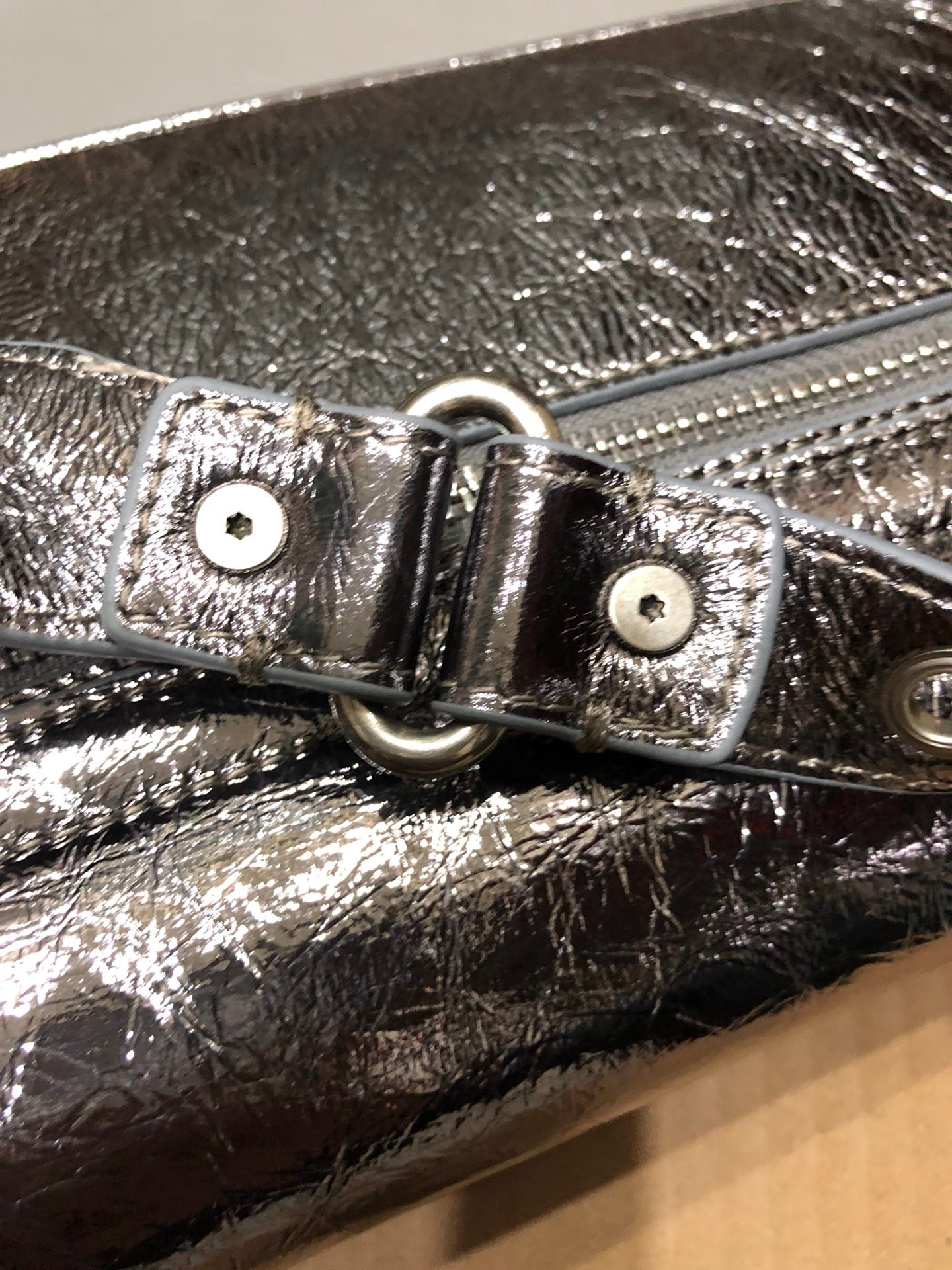 専櫃複刻BALENCIAGA巴黎世家 Le Cagole銀色細紋牛皮革大號單肩包 