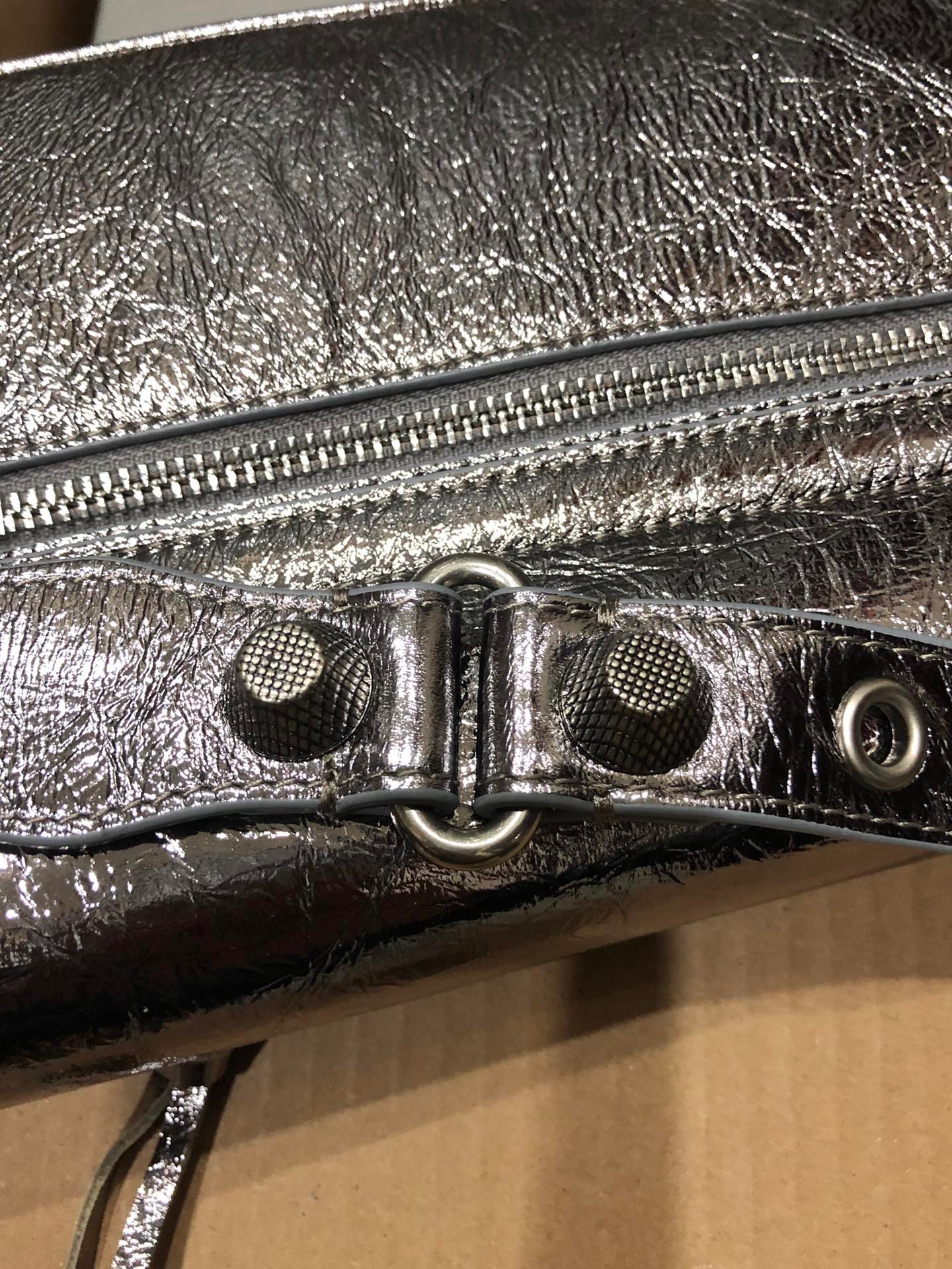 専櫃複刻BALENCIAGA巴黎世家 Le Cagole銀色細紋牛皮革大號單肩包 