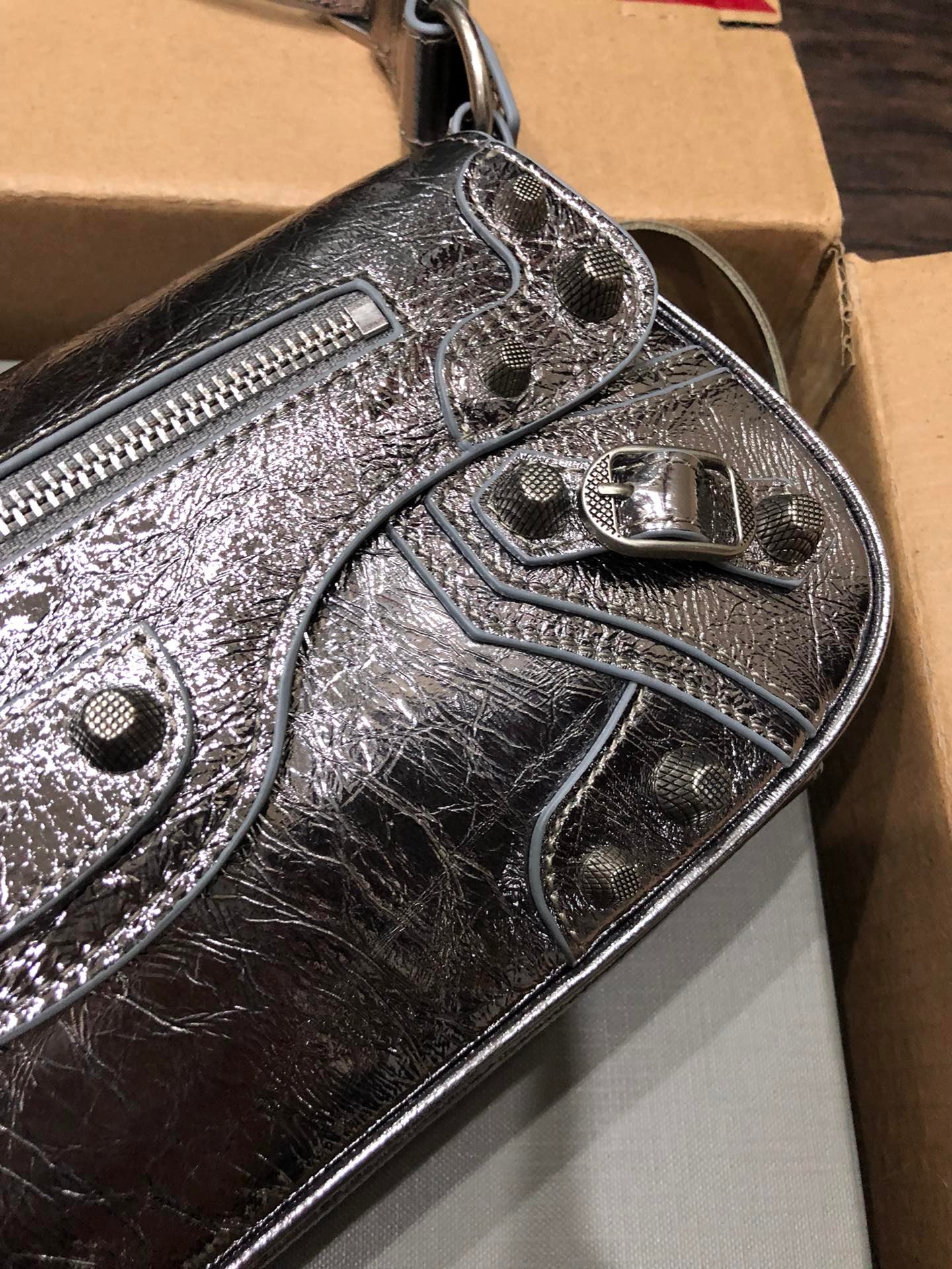 専櫃複刻BALENCIAGA巴黎世家 Le Cagole銀色細紋牛皮革大號單肩包