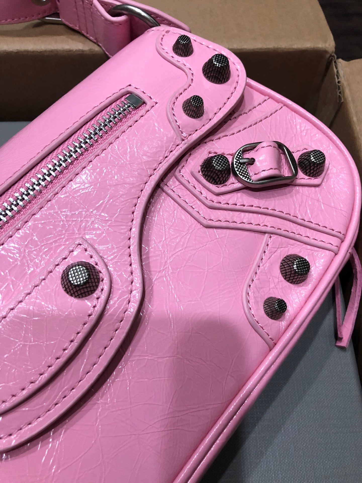 専櫃複刻BALENCIAGA巴黎世家 Le Cagole粉色細紋牛皮革大號單肩包