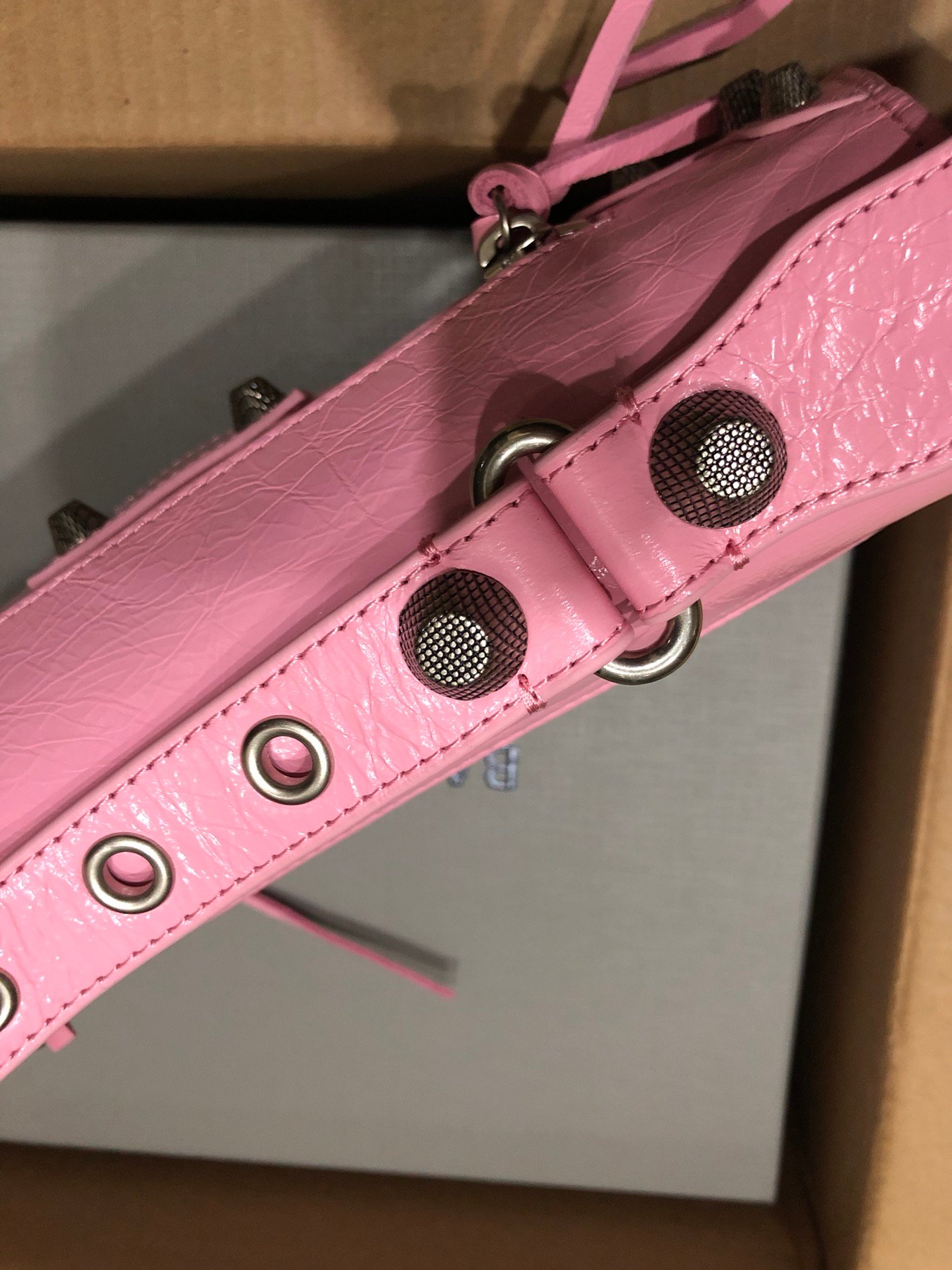 専櫃複刻BALENCIAGA巴黎世家 Le Cagole粉色細紋牛皮革大號單肩包