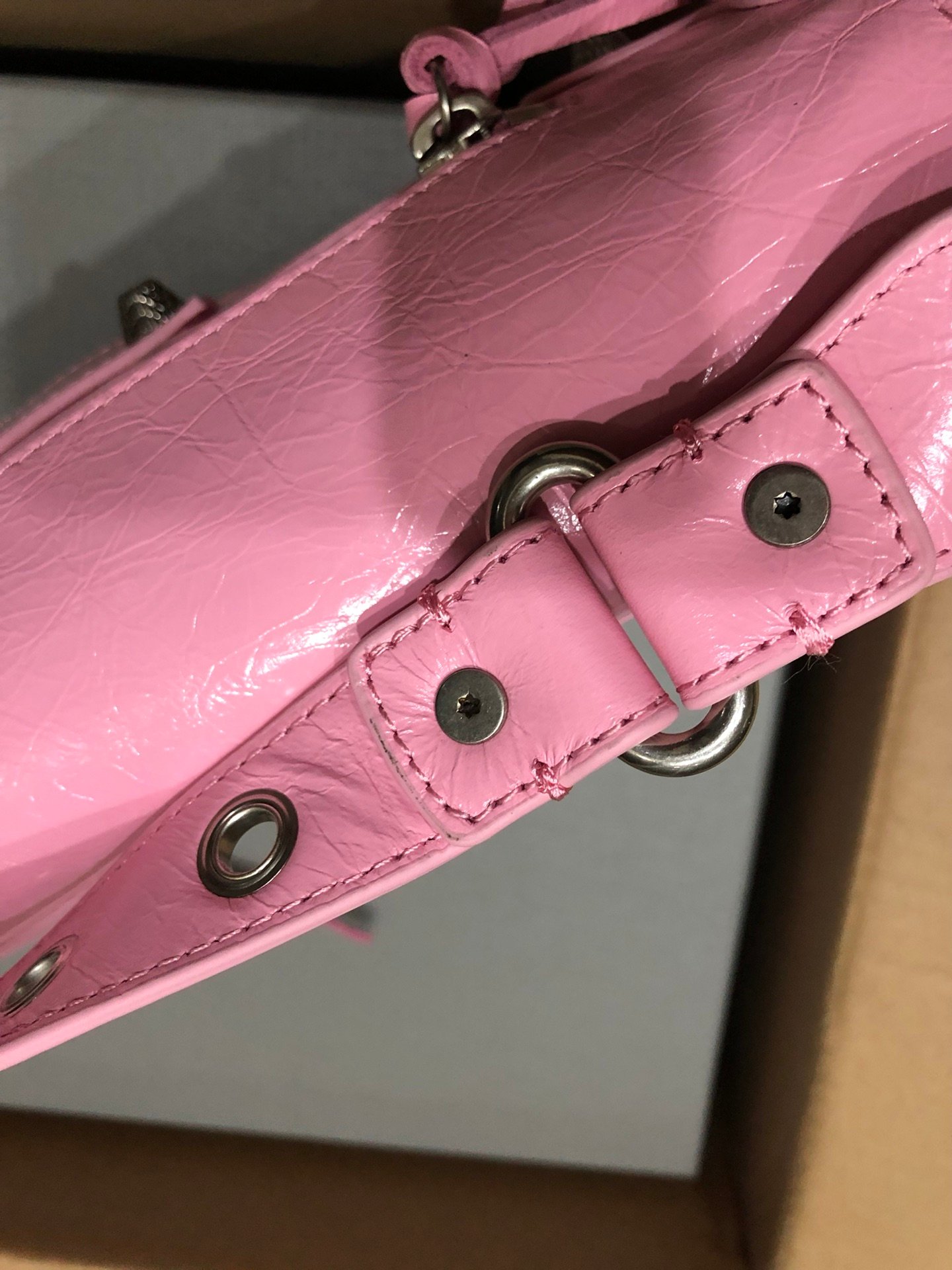 専櫃複刻BALENCIAGA巴黎世家 Le Cagole粉色細紋牛皮革大號單肩包