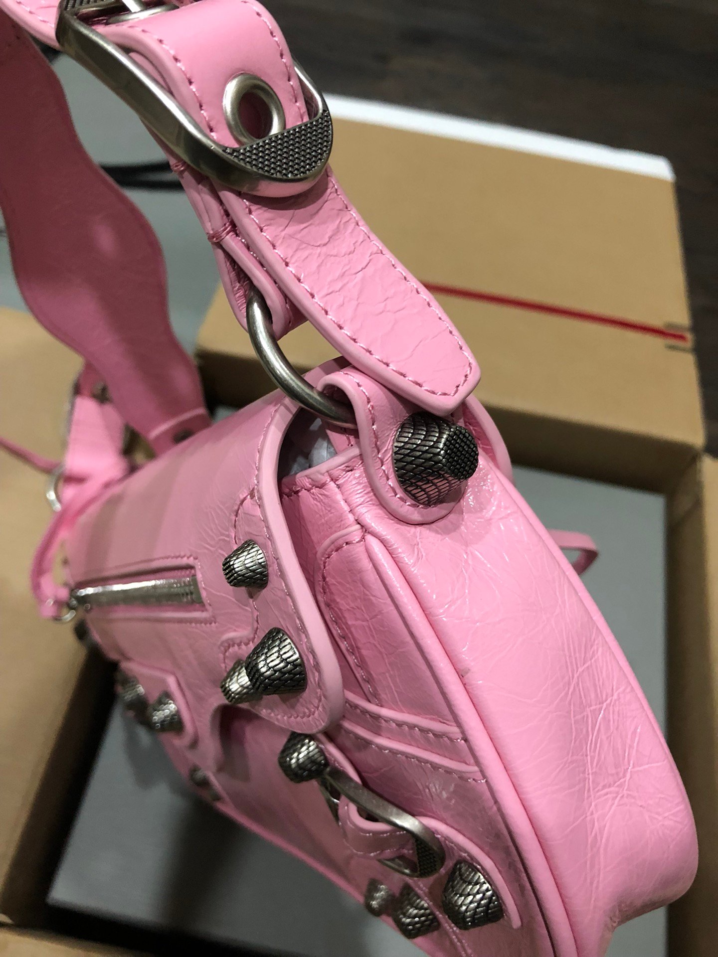 専櫃複刻BALENCIAGA巴黎世家 Le Cagole粉色細紋牛皮革大號單肩包