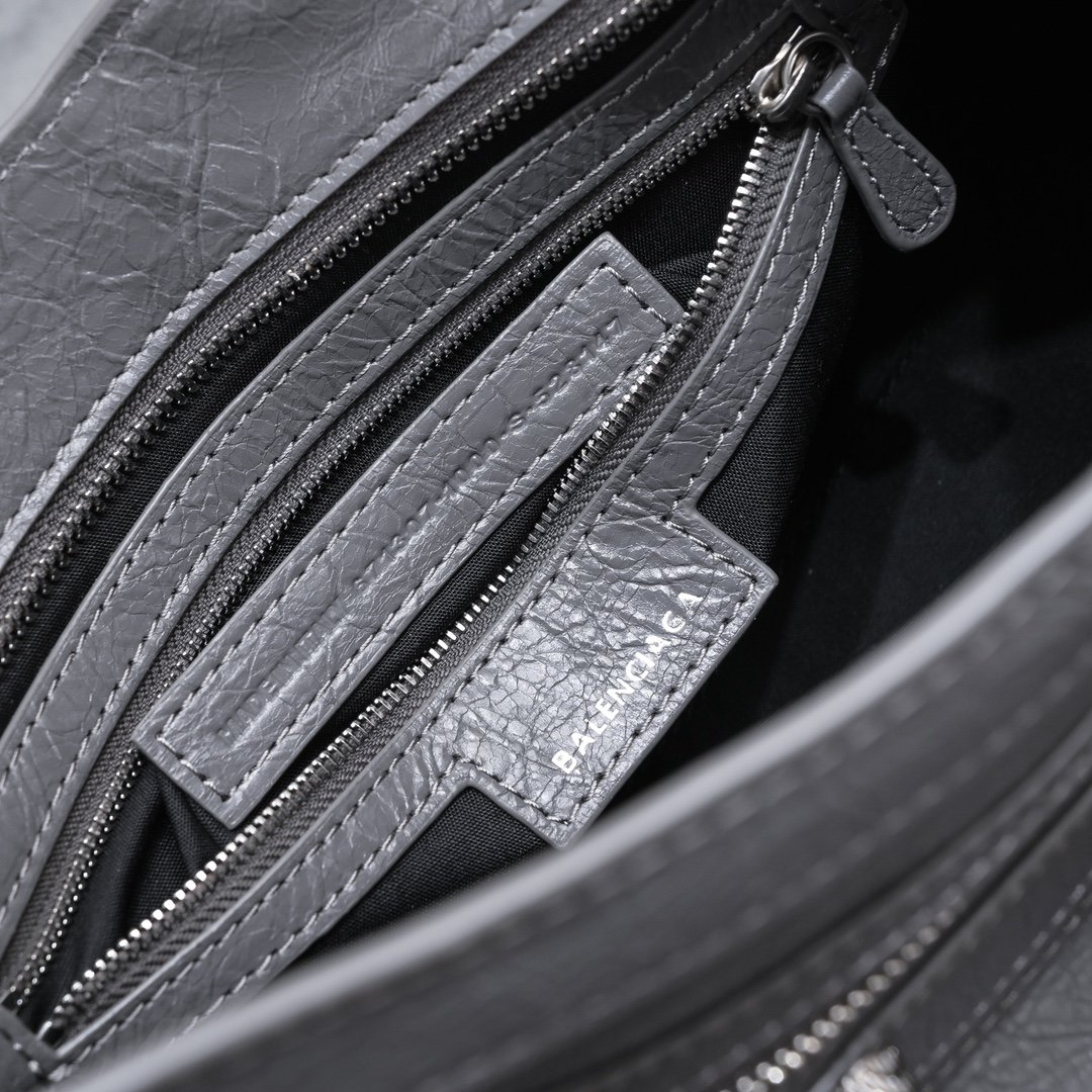 複刻高仿BALENCIAGA巴黎世家 Neo Cagole 細紋牛皮革手提包 中號灰色