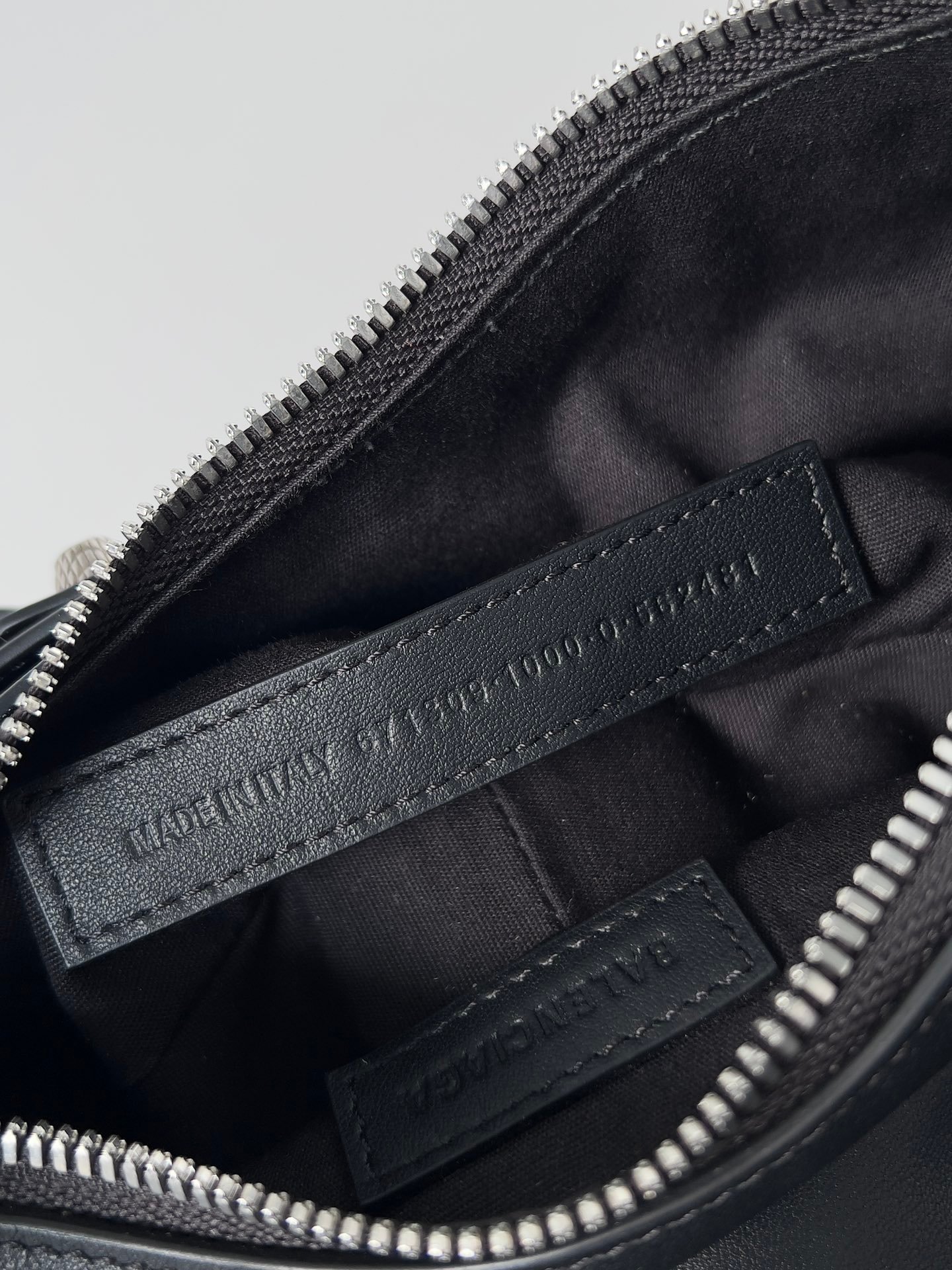 複刻BALENCIAGA巴黎世家 Le Cagole黑色光滑牛皮革搭扣加小號肩揹包