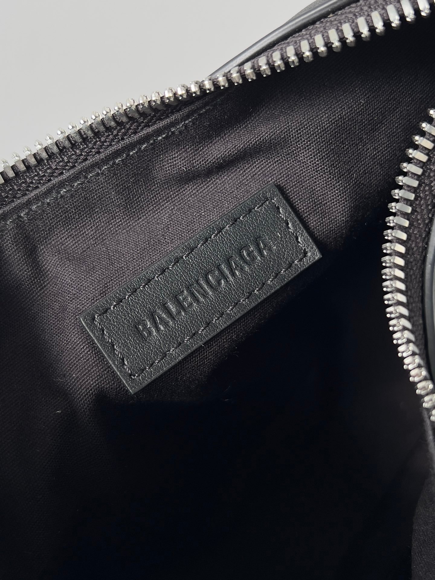複刻BALENCIAGA巴黎世家 Le Cagole黑色光滑牛皮革搭扣加小號肩揹包