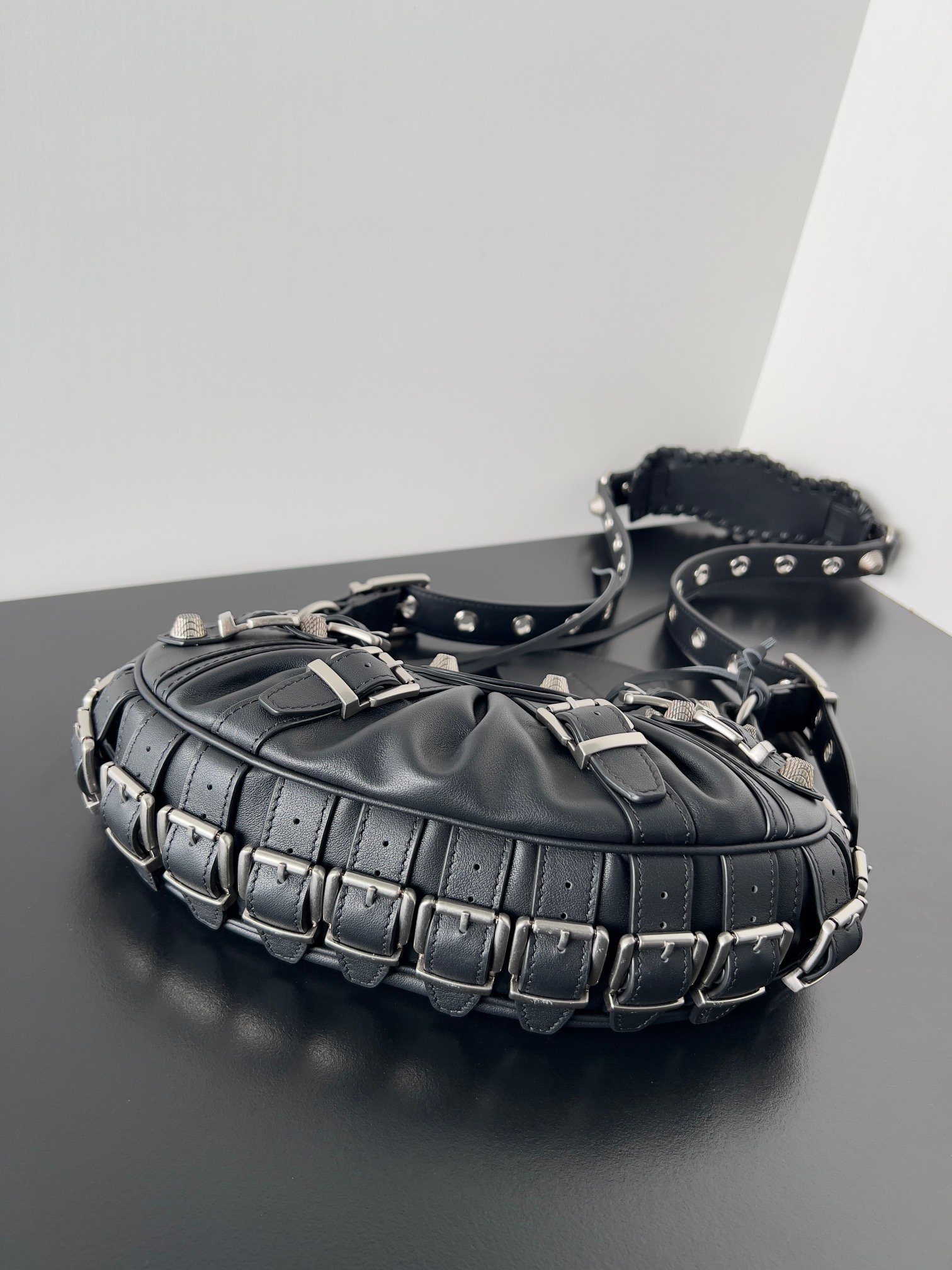 複刻BALENCIAGA巴黎世家 Le Cagole黑色光滑牛皮革搭扣加小號肩揹包