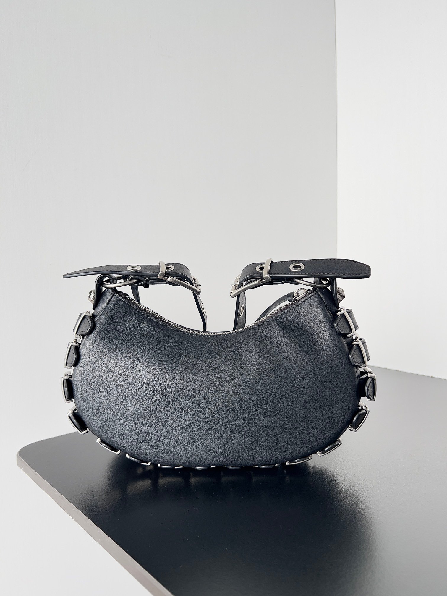 複刻BALENCIAGA巴黎世家 Le Cagole黑色光滑牛皮革搭扣加小號肩揹包