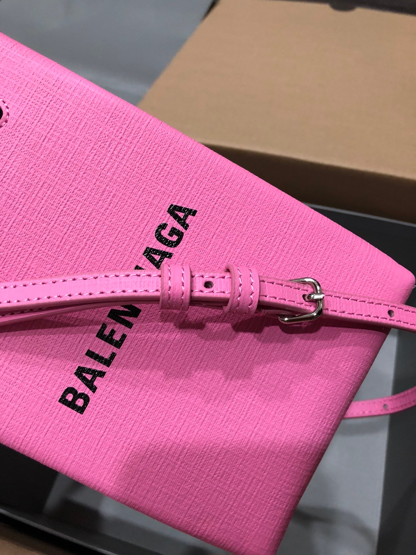 一比一複刻BALENCIAGA巴黎世家 Shopping 方格牛皮革手機包 粉紅