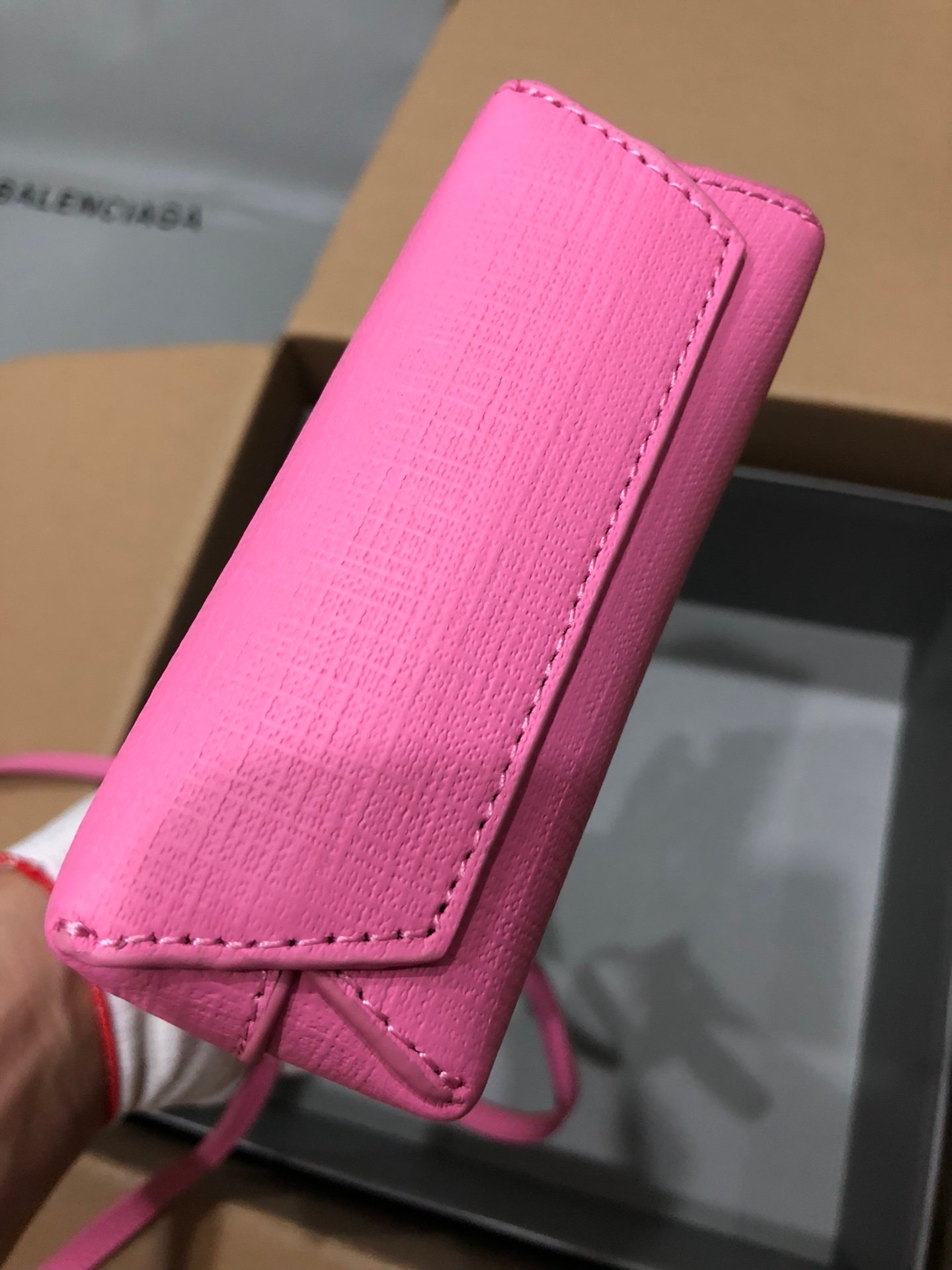 一比一複刻BALENCIAGA巴黎世家 Shopping 方格牛皮革手機包 粉紅