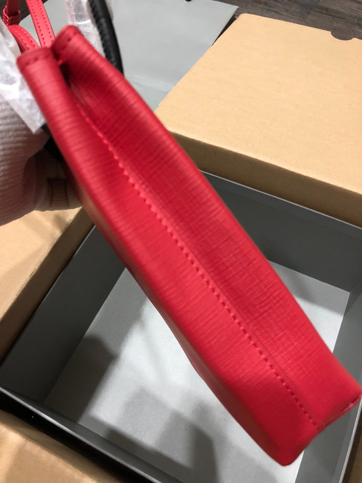 一比一複刻BALENCIAGA巴黎世家 Shopping 方格牛皮革手機包 紅色