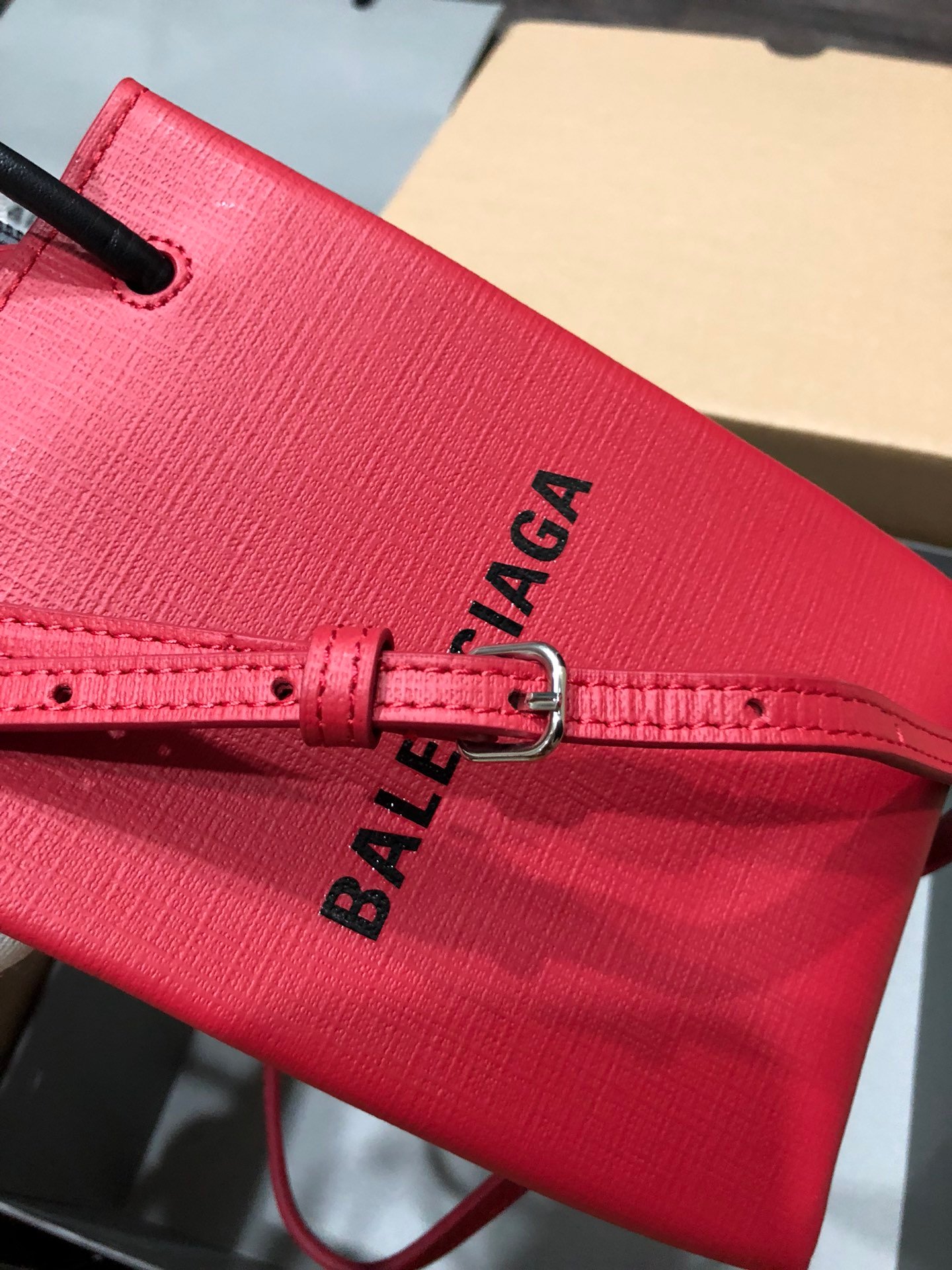 一比一複刻BALENCIAGA巴黎世家 Shopping 方格牛皮革手機包 紅色