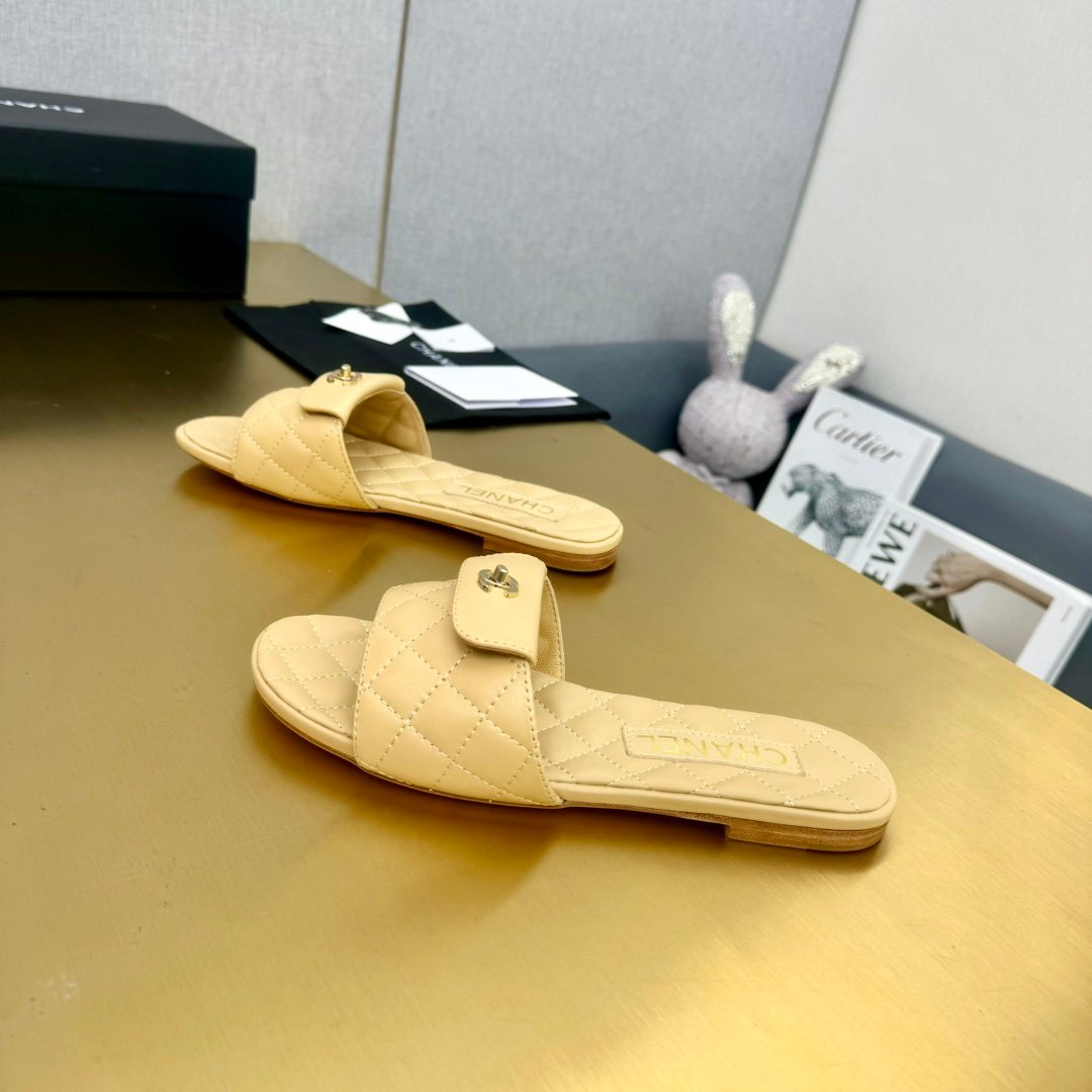 CHANEL香奈兒高仿走秀款涼鞋休閒時尚拖鞋 新品 卡其色