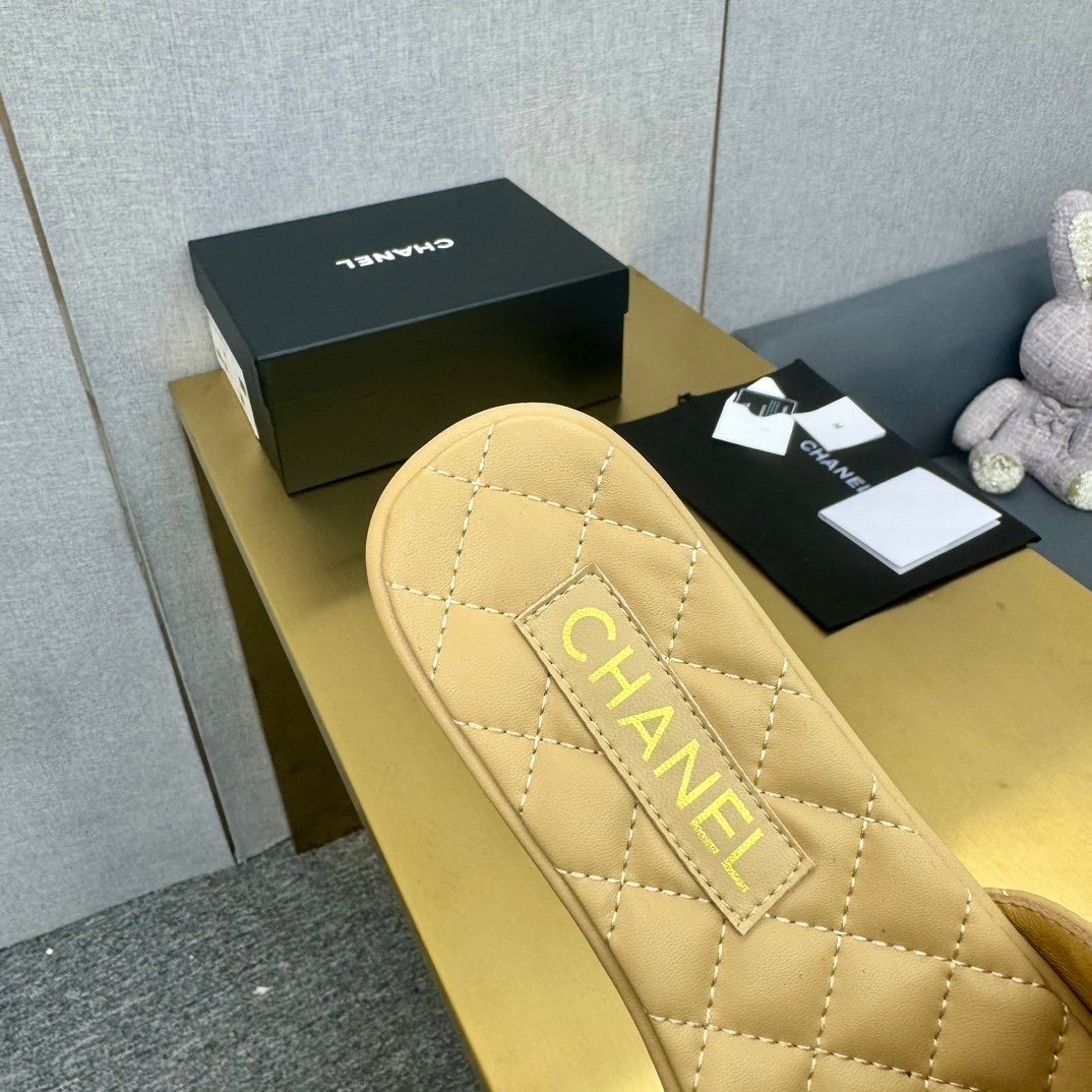 CHANEL香奈兒高仿走秀款涼鞋休閒時尚拖鞋 新品 卡其色
