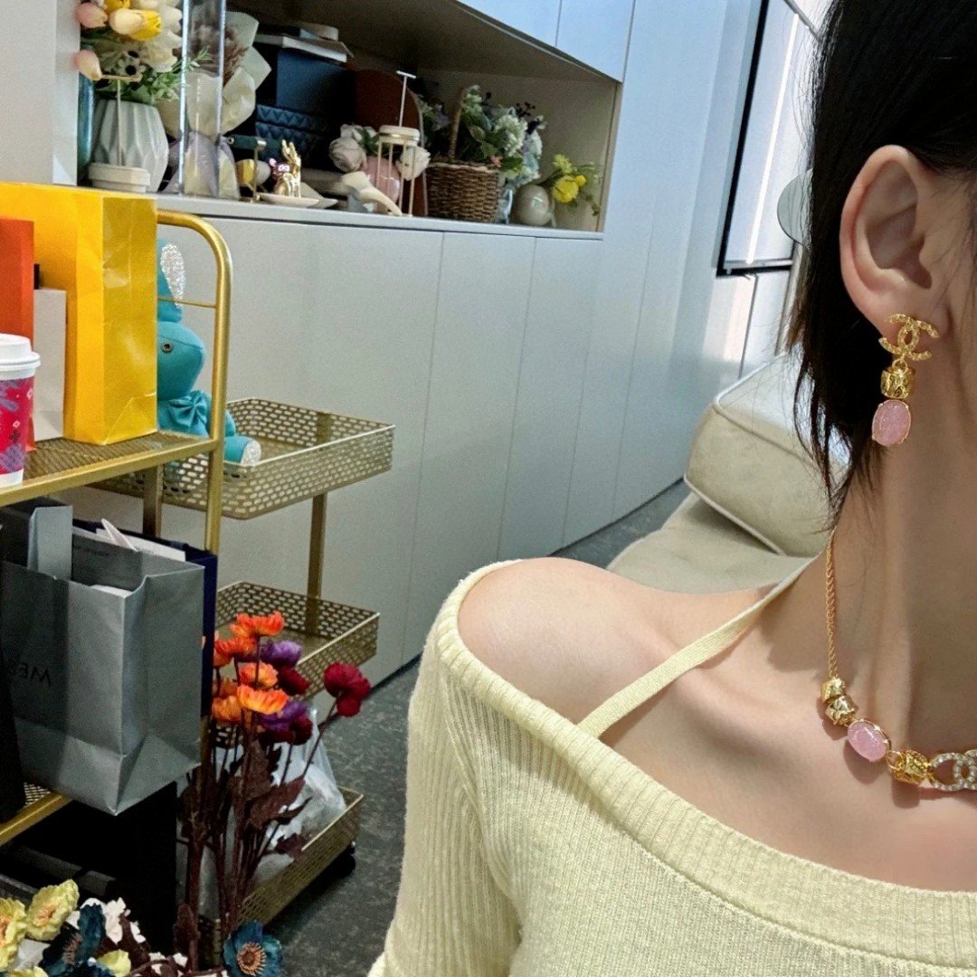 CHANEL雕刻字母耳釘高仿首飾