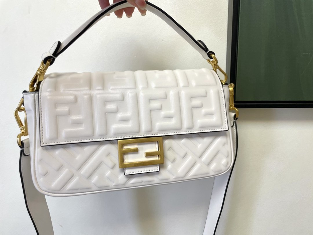 精緻好看Baguette FF logo系列芬迪Fendi米白色包包斜挎包
