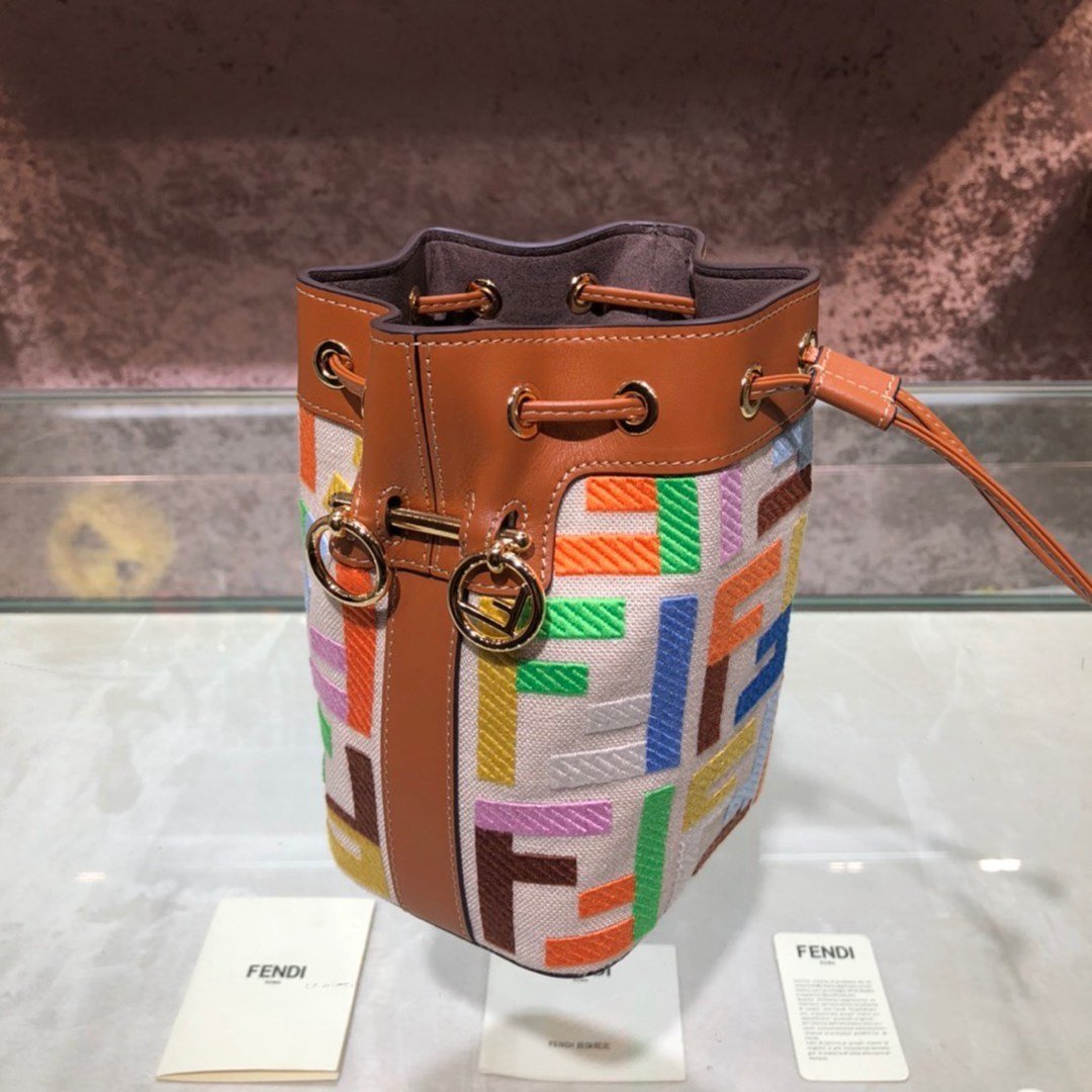 精仿專櫃同步奢侈品Fendi刺繡FFlogo水桶包斜挎包