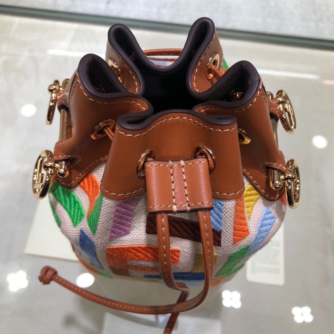 精仿專櫃同步奢侈品Fendi刺繡FFlogo水桶包斜挎包