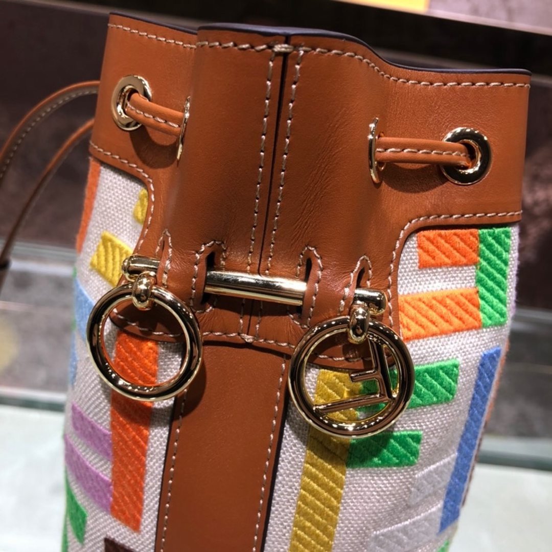 精仿專櫃同步奢侈品Fendi刺繡FFlogo水桶包斜挎包