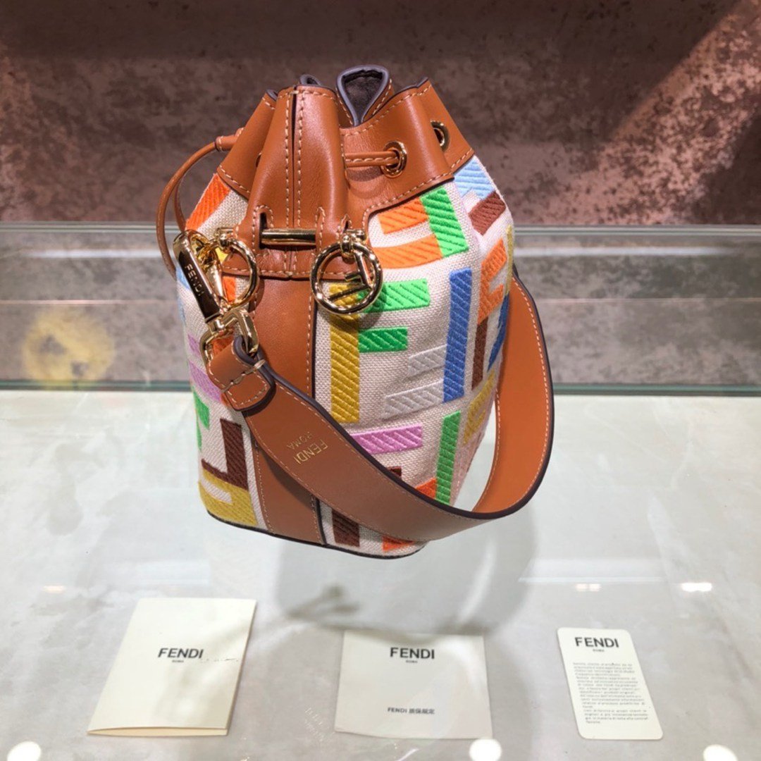 精仿專櫃同步奢侈品Fendi刺繡FFlogo水桶包斜挎包