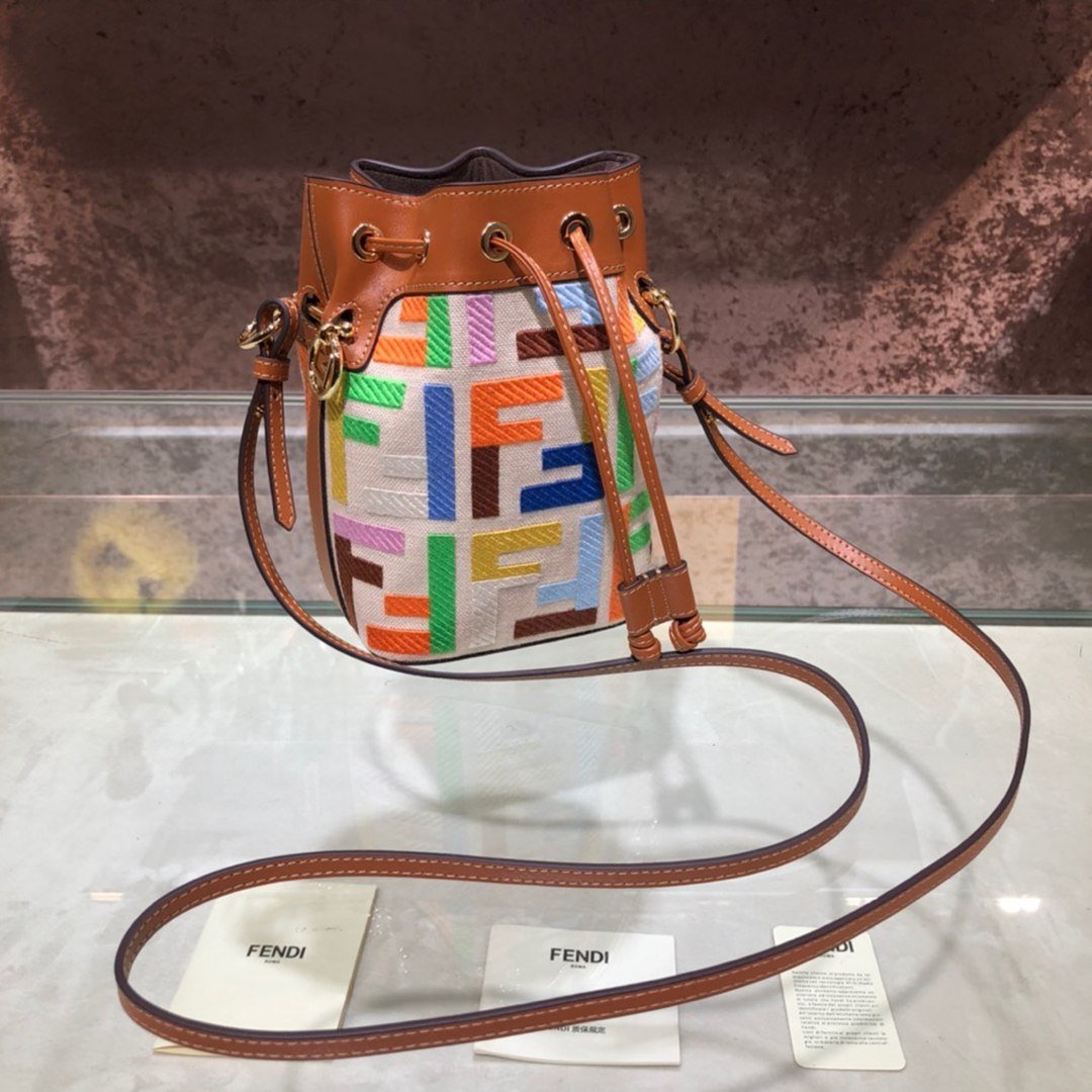 精仿專櫃同步奢侈品Fendi刺繡FFlogo水桶包斜挎包