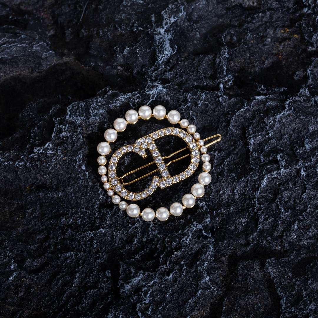 高端定制版本DIOR logo設計批發零售胸針